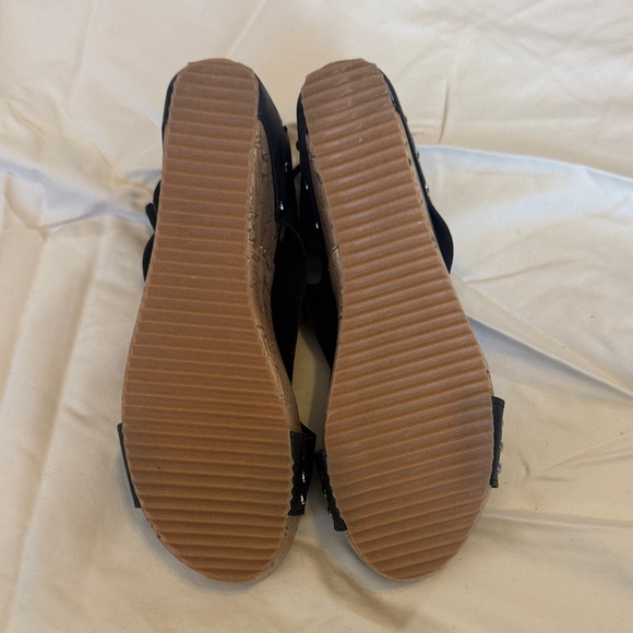 Elegant Black Wedge Sandals with Cork Detail - Picture 3 of 7